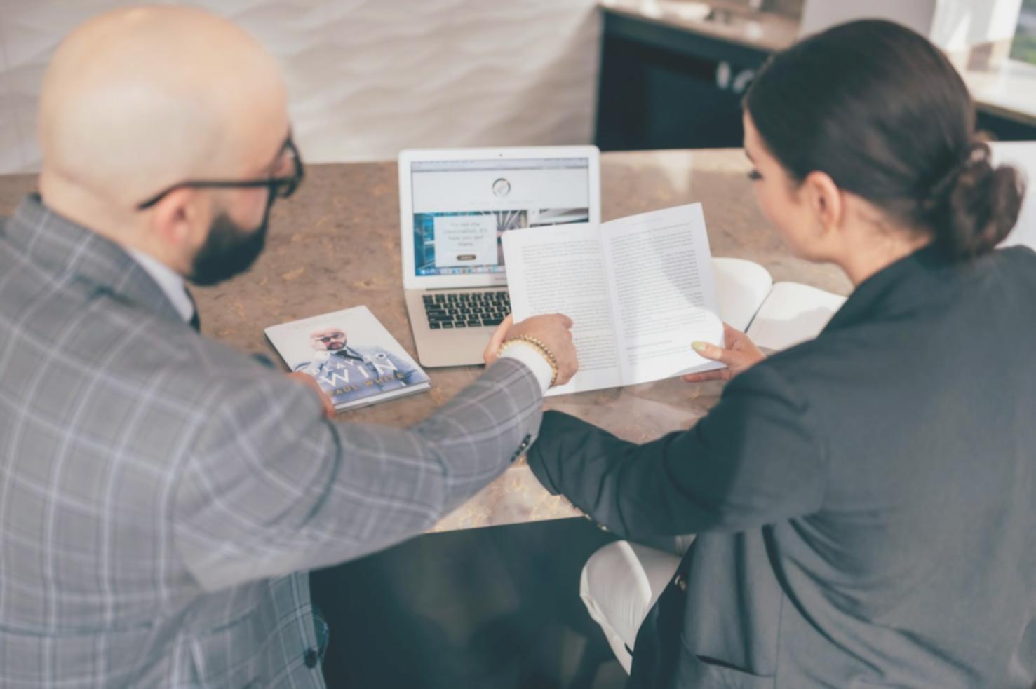 Студент вивчає основи фотографії з інструктором